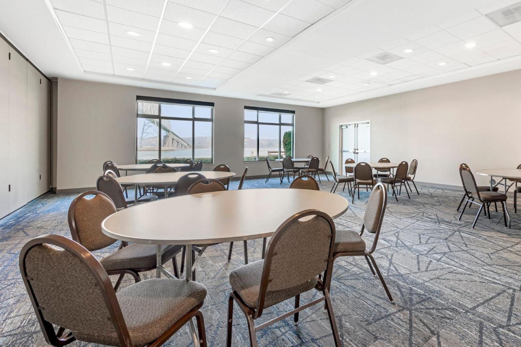 Holiday Inn Express Hotel & Suites Astoria By Ihg Exterior foto